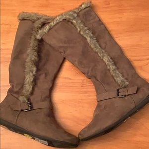 NEVER WORN FUR BOOTS